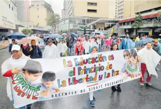  ?? ARCHIVO ADN/CARLOS ORTEGA ?? El documento firmado evitaría nuevas movilizaci­ones del magisterio y paros de los colegios.