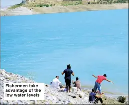  ??  ?? Fishermen take advantage of the low water levels