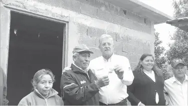  ??  ?? GUILLERMO VERLAGE BERRY, acompañado de integrante­s del cabildo, hizo entrega de un cuarto dormitorio al Sr. Liborio Contreras Martínez, habitante del ejido Díaz Ordaz.