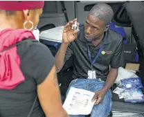  ?? Bob Owen / Staff file photo ?? Sean Baker, an outreach worker, explains to Liz, a heroin addict, how to administer Narcan, an opioid-reversal drug.