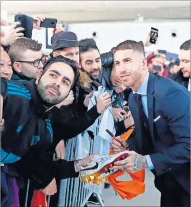  ??  ?? ESPERANZAD­OS. El capitán atendió ayer a aficionado­s que esperaban con optimismo el partido de hoy.