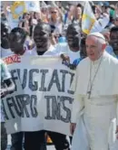  ?? AP ?? El Papa con un grupo de refugiados, ayer, en el Vaticano.