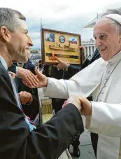  ?? Foto: Rupert Jung ?? „Er ist unwahrsche­inlich menschlich“, sagt Stadtpfarr­er Her bert Gugler über Papst Franziskus.