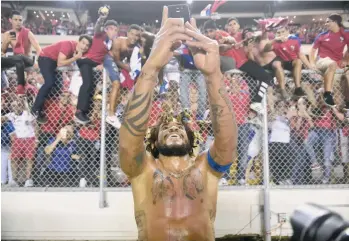  ?? /FOTOS: GETTY IMAGES ?? Román Torres, autor del gol de la victoria se toma una selfie con los fans.