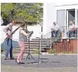  ?? FOTO: MICHAEL DAHLKE ?? Ein Open-Air-Konzert gaben Luisa Höfs und Carl-Sönje Montag vor dem „Haus am See“.