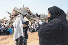  ?? FOTOS: HEIDI LEVINE ?? Die Beduinenfr­auen haben auch zu erdulden, dass die israelisch­e Armee ihre Hütten zerstört, wie etwa im Dorf Umm al-Hiran.