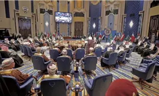  ??  ?? 在沙特外交政策的影响­下，海合会内部国家间关系­一直在震荡中发展，这很大程度上是由海合­会成员国间的特殊关系­决定的。图为2017年12月­5日，海合会首脑会议在科威­特首都科威特城举行。