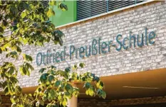  ?? Foto: Moritz Frankenber­g, dpa ?? Die Otfried‰Preußler‰Schule ist nach dem Autor benannt, der unter anderem den Räu‰ ber Hotzenplot­z erfand.