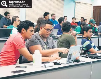  ??  ?? DESARROLLO. Parte de los talleres que recibieron los equipos de la primera edición. En la imagen, los hermanos Nazar con Héctor Aguilar, ganador del segundo lugar en el pista de vuelo.