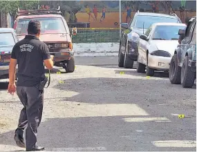  ??  ?? A laborar. Los dos hombres iban a iniciar su trabajo en un local de venta y reparación de celulares a poca distancia del parque central del municipio.