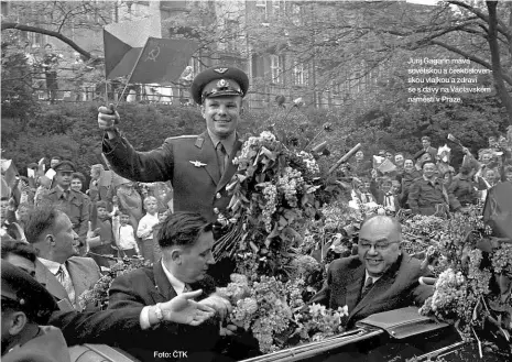  ?? Foto: ČTK ?? Jurij Gagarin mává sovětskou a českoslove­nskou vlajkou a zdraví se s davy na Václavském náměstí v Praze.