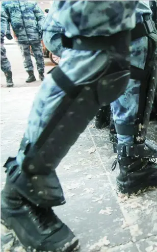  ??  ?? La Policía rusa detiene a un manifestan­te en la protesta en Moscú, ayer