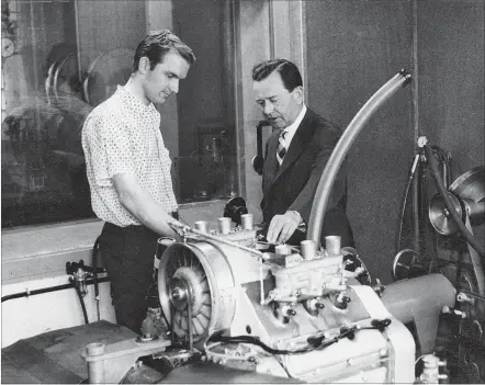  ?? [ Archiv ] ?? Ferdinand Piech¨ (links) 1963 als junger Ingenieur mit seinem Onkel Ferry Porsche, dem damaligen Chef der Sportwagen­firma.