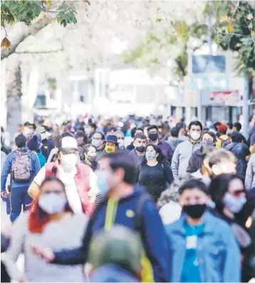  ??  ?? El tránsito de personas en el Paseo Ahumada de Santiago, tras el desconfina­miento.