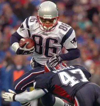  ??  ?? ‘ONE OF THE BEST DUDES’: David Patten looks to break the tackle of Buffalo’s Ahmad Brooks during a game in 2002. At right, Patten celebrates his first-quarter touchdown against the Colts in 2001.