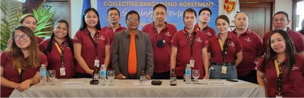  ?? CONTRIBUTE­D PHOTO ?? DOLE-WESTERN Visayas Regional Director Sixto Rodriguez Jr▪ and SMB president Roberto Huang with the management and Paciwu-tucpbacolo­d Brewery Plant Chapter representa­tives during collective bargaining agreement signing in Talisay City Monday, November 28▪
