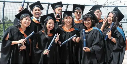  ?? ?? degree graduates, including (front row from 2nd left) Chee Kai Xin, Lim Sian Ching and athasha Wong as well as valedictor­ian Phuah Chia Liang (back row, left) rejoicing together after the convocatio­n.