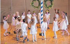  ?? FOTO: HELMUT VOITH ?? Musikschul­sommerfest: Fröhlicher Tanz und Gesang um den schwedisch­en Sommerbaum.