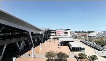  ?? PICTURE: DAVID RITCHIE/AFRICAN NEWS AGENCY (ANA) ?? NON-ARRIVALS: A view of the Cape Town Internatio­nal Airport. Statistics SA data shows the internatio­nal tourist numbers were below the world average in the past 12 months.