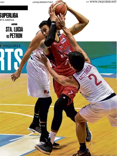  ?? —AUGUST DELA CRUZ ?? Blackwater’s JP Erram gets double-teamed by KIA’s Carlo Lastimosa and JayR Reyes.