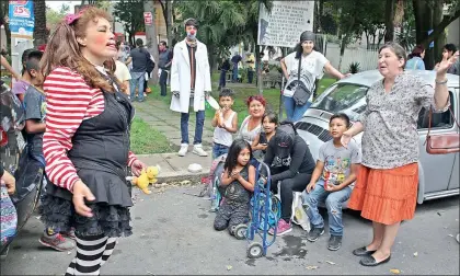  ??  ?? Los artistas saben que en momentos difíciles hay que crear empatía con los niños