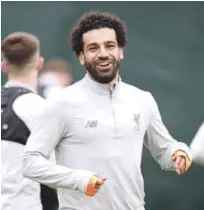  ?? AP ?? El jugador del Liverpool, Mohamed Salah, sonríe durante una sesión de entrenamie­nto ayer en Melwood Training Ground.
