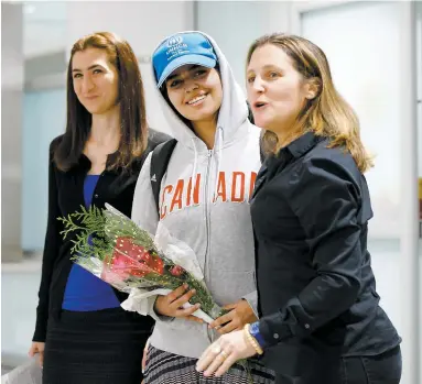  ?? PHOTO AFP ?? Samedi dernier à Toronto, la ministre des Affaires étrangères Chrystia Freeland (à droite) avait accueilli chaleureus­ement la Saoudienne Rahaf Mohammed al-Qunun.