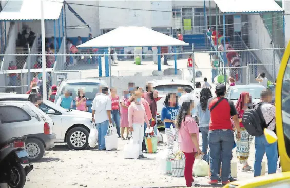  ?? / ILUSTRATIV­A ?? Familiares se han conformado con ver a los reclusos unos 15 minutos