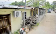  ?? FOTOS: MELVIN CUBAS. ?? INAUDITO. En el bordo de Río Blanco se pueden apreciar hasta dos aires acondicion­ados por casa y no tienen medidor.