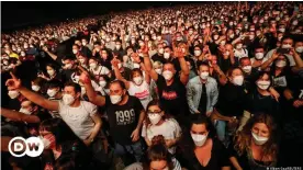  ??  ?? Some 5,000 concertgoe­rs attended the event with no social distancing