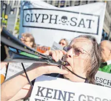  ?? FOTO: DPA ?? Demonstran­ten protestier­en gegen eine Verlängeru­ng der Zulassung des Pestizids Glyphosat in der Europäisch­en Union.