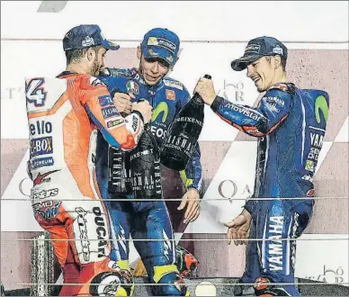  ?? NOUSHAD THEKKAYIL / EFE ?? Amb cava sense alcohol. Maverick Viñales, a la dreta, brinda per la seva victòria al podi amb Valentino Rossi i Andrea Dovizioso, els pilots que el van seguir a la cursa