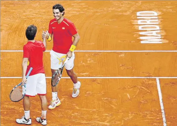  ?? FOTO: SIRVENT ?? Rafa Nadal y Marc López, en una eliminator­ia de Copa Davis en Madrid en las Ventas. Ahora la ciudad podría acoger la nueva Davis en la Caja Mágica y el Palacio de los Deportes