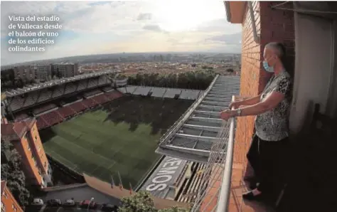  ?? ABC ?? Vista del estadio de Vallecas desde el balcón de uno de los edificios colindante­s