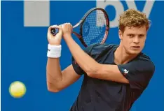  ?? Foto: dpa ?? Der Finalist des ATP-Turniers von Gstaad, Yannick Hanfmann, schlägt bei den Schwaben Open in Augsburg auf.