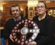  ??  ?? Rat Menton and Ciara Walsh with the new Scór quiz trophy, the ‘Tom Walsh Memorial Award’.