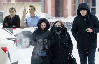  ?? KEYSTONE ?? Nella foto grande Lyudmila Navalnaya con i suoi avvocati, nel riquadro i due fratelli Oleg eAlexei