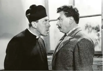  ?? Foto: ARD Degeto ?? Böse Blicke, die heitere Aussichten verspreche­n: Don Camillo (Fernandel, links) und Peppone (Gino Cervi). „Die große Schlacht des Don Camillo“ist einer von fünf Filmen der Reihe, die 3sat zeigt.