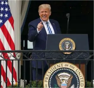  ?? FOTO AFP ?? Tweeduizen­d mensen had Trump uitgenodig­d voor zijn eerste meeting sinds zijn besmetting.