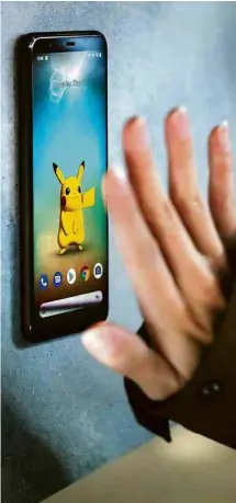  ?? Eduardo Munoz/Reuters ?? O celular Pixel 4, da Google, que foi apresentad­o pela empresa em Nova York, nesta terça-feira (15)