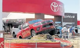  ??  ?? Confiable. Los distintos modelos de la Hilux, en el stand de Toyota.