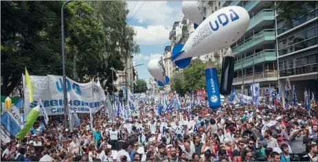  ??  ?? MOVILIZACI­ONES. Docentes y movimiento­s sociales, más un paro de la CGT, desvelan al Gobierno.