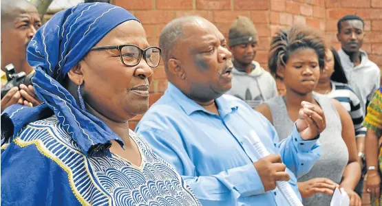  ?? Picture: ROB KNOWLES ?? UNHAPPY WITH VERDICT: Eastern Cape MEC for Social Developmen­t Nomadewuka Nancy Sihlwayi and Kenton activist Petros Majola, who protested outside the Kenton Magistrate’s Court in December last year, were concerned that bail had been granted to one of...