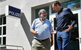 ?? FOTO: MICHAEL BAAR ?? Die CDU-Politiker Wolfgang Fiedler und Mike Mohring gestern beim Verlassen des Polizeigeb­äudes am Kirschberg in Weimar.