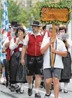  ?? Foto: Anette Zoepf ?? Musikalisc­her Auftakt: Die Kapelle Aretsried beim Eröffnungs­zug vergangene­s Jahr.