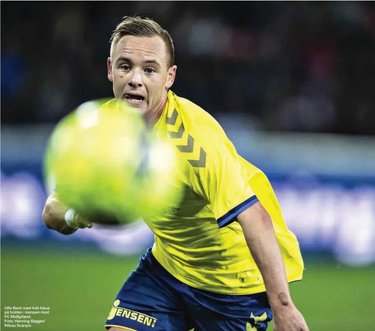  ??  ?? Uffe Bech med fuld fokus på bolden i kampen mod FC Midtjyllan­d. Foto: Henning Bagger/ Ritzau Scanpix