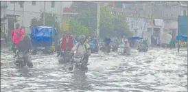  ?? HT PHOTO ?? Water-logged Agra road after rain on Tuesday afternoon.