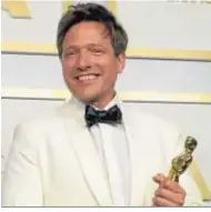  ??  ?? Thomas Vinterberg con el Oscar a la película internacio­nal.