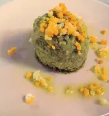  ??  ?? Flan di piselli e zucchine e sotto una crescente