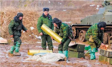  ??  ?? На огневой позиции